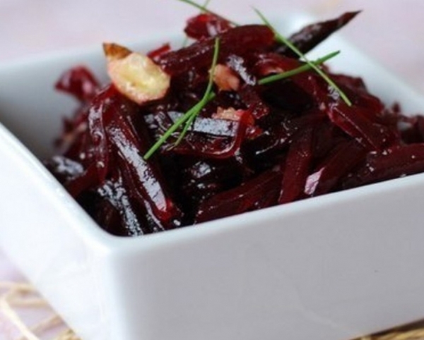 Свекольный салат с черносливом и грецкими орехами