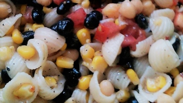 Пикантный южный салат из макарон и фасоли
