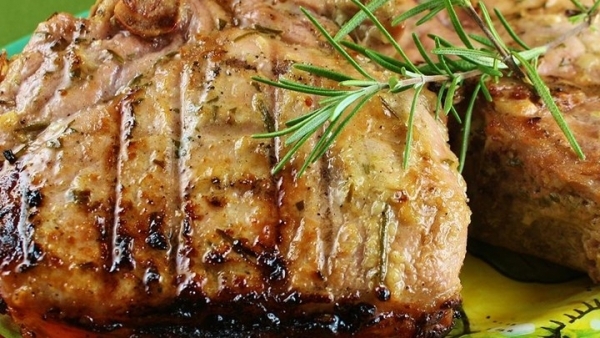 Жареная свинина с лимоном и травами