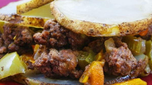 Запеченная говядина с овощами и картофелем по-сербски