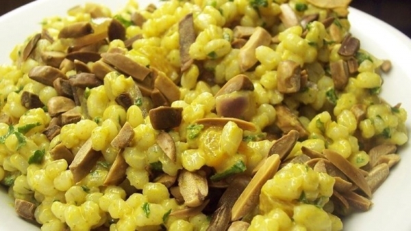 Ячменный салат с миндалем и курагой