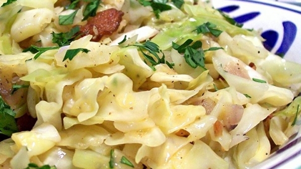 Жареная капуста с беконом, луком и чесноком